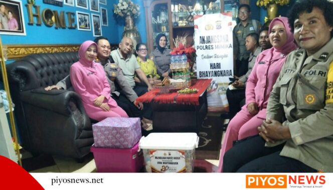 
					Polres Mimika Gelar Anjangsana Jelang HUT Bhayangkara ke-80, Kunjungi Personel dan Bhayangkari yang Sakit Menahun