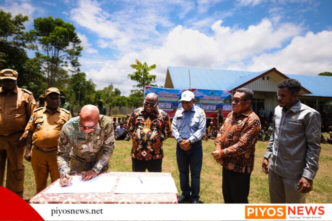 
					Gubernur Meki Nawipa Resmikan PLTS di Dervos dan Doufo, Siapkan Pembangunan Sekolah