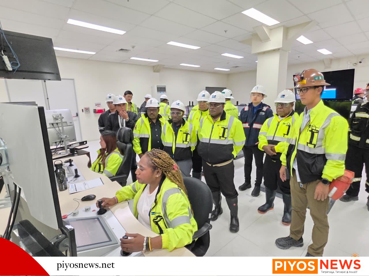 Gubernur dan rombongan melihat langsung proses pergerakan kendaraan di lapangan dari room kontrol