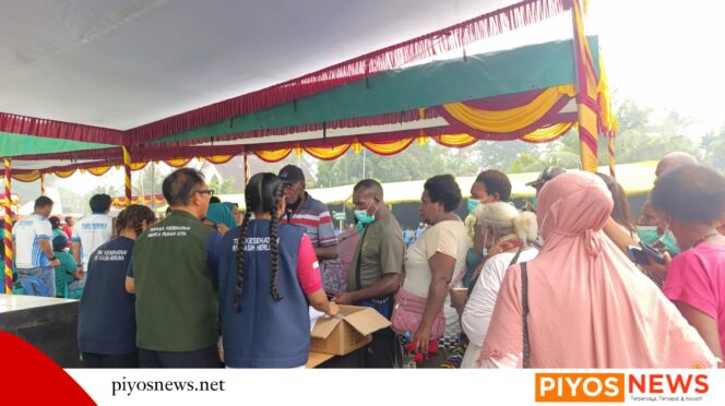 
					HUT IDI ke-76, Pelkesi Bagikan Kacamata Baca Gratis ke Warga 