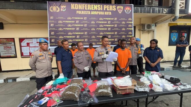 
					Satu WNA Asal PNG Diamankan Tim Opsnal Narkoba Polresta Beserta Barang Bukti Ganja