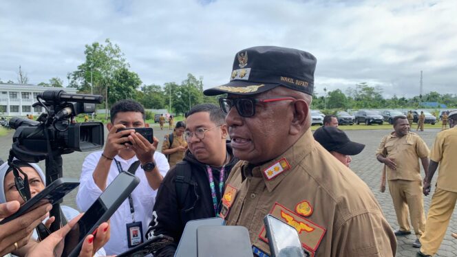 
					Bupati Johannes Rettob ketika diwawancarai Wartawan