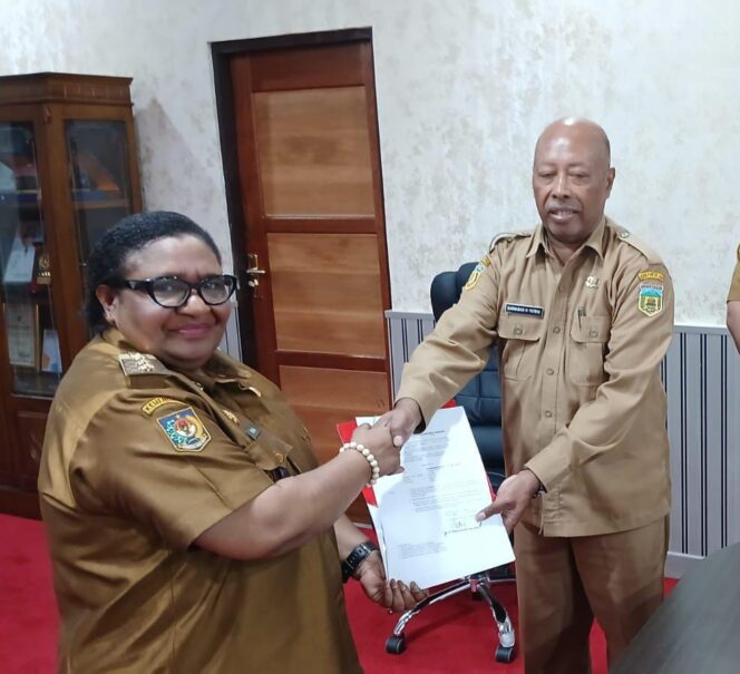 
					Pj Gubernur Papua Tengah Ribka Haluk saat menyerahkan SK penunjukan Plh Sekretaris Dewan yang diterima Barnabas Habel Yoteni