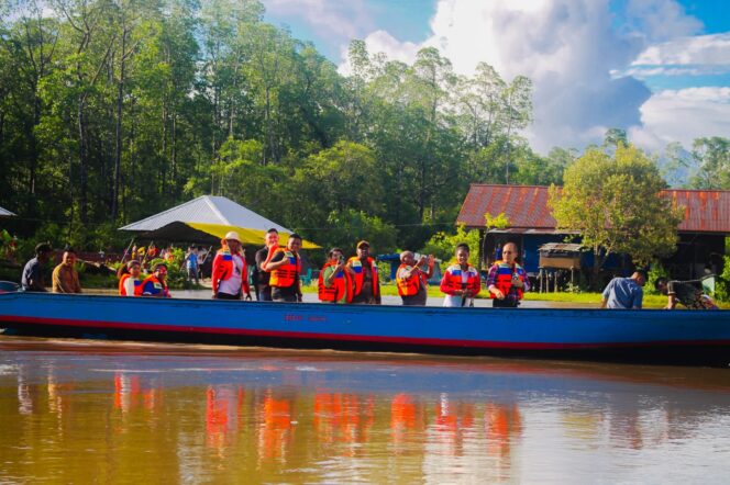 
					Kordinator Daerah PYCH Kabupaten Mimika Firsa Lokobal,Ketua IDI Cabang Timika dr. Leonard Pardede turut serta menggunakan perahu mengelilingi beberapa  spot wisata Arwana