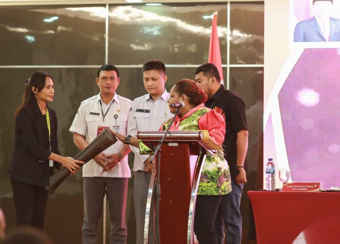 
					Ketua KPU Provinsi Papua, Jennifer Darling Tabuni Saat Memukul Tifa