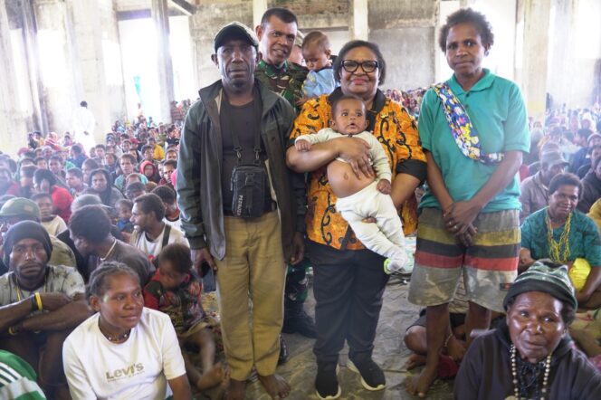 
					Foto dok: Humas Pemprov Papua Tengah.

Pj Gubernur Ribka Haluk,menggendong bayi perempuan yang diangkat menjadi putrinya