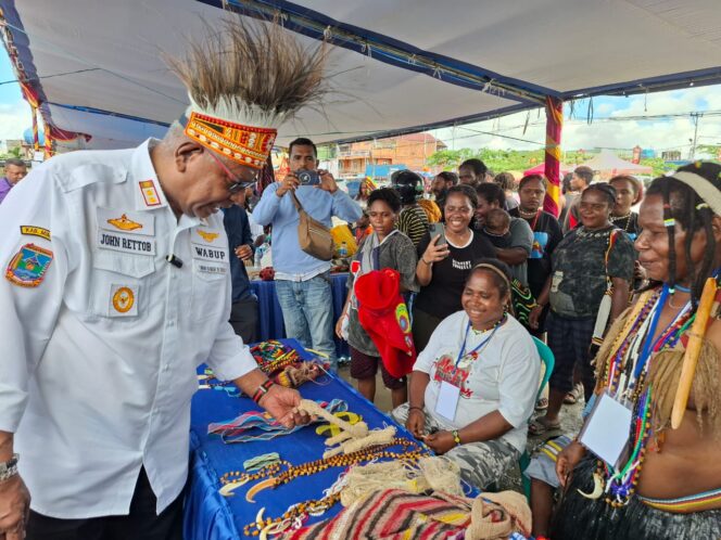 
					Festival Budaya Lokal AMOR, Bupati Johannes Rettob Harap  Jadi Agenda Tahunan Agar Masyarakat Dapat Mencintai dan Membanggakan Produk Lokal