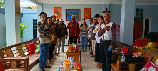 
					E-Coklit Perdana Dikediaman Bupati Mimika, Johannes Rettob Ajak Masyarakat Bekerjasama dan Kooperatif Saat Didatangi Pantarlih