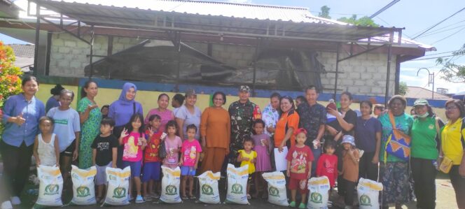 
					Foto bersama : Kepala Kelurahan Dinggonarama Oktovina Naa bersama staf dan warganya penerima  beras subsidi foto bersama anak-anak usai menerima tetes polio