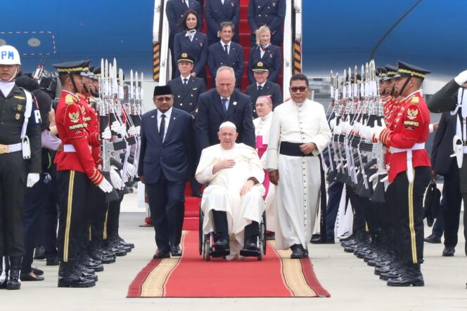 
					Sambut Kedatangan, Menag Harap Paus Fransiskus Saksikan Keberagamaan Indonesia Terpelihara dengan Baik