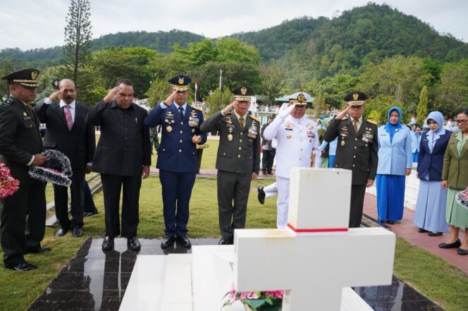 
					HUT Ke-79 TNI, Kasdam XVII/Cenderawasih Pimpin Ziarah Nasional