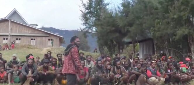 
					Suasana Masyarakat Ilaga Saat Menyiapkan Penyambutan ME-GE