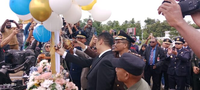 
					Pelepasan balon oleh Pj. Bupati Mimika Valentinus Sudarjanto Sumito dan Forkopimda Kabupaten Mimika