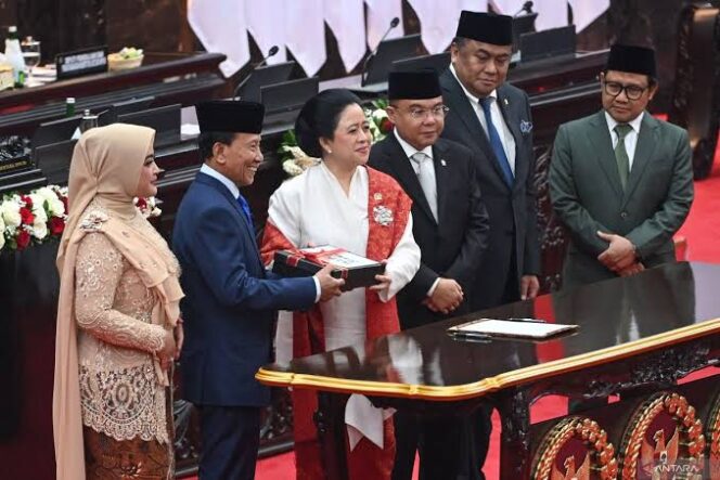 
					Anggota DPR periode 2024-2029 tertua dari Partai Demokrat Zulfikar Achmad (kedua kiri) didampingi anggota DPR termuda dari Partai Gerindra Annisa MA Mahesa (kiri) menerima berkas Memori DPR dari Ketua DPR periode 2019-2024 Puan Maharani (ketiga kiri) bersama jajaran Wakil Ketua DPR periode 2019-2024 Sufmi Dasco Ahmad (ketiga kanan), Rachmat Gobel (kedua kanan) dan Muhaimin Iskandar (kanan) dalam rapat paripurna perdana di Gedung Nusantara, Kompleks Parlemen, Senayan, Jakarta. ANTARA FOTO/Dhemas Reviyanto/app/rwa