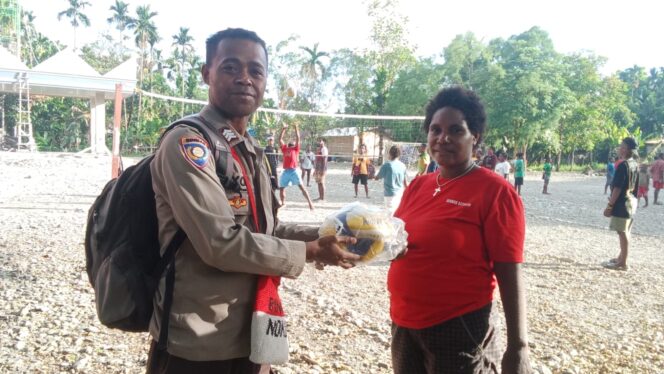 
					Bhabinkamtibmas Kampung Hangaitji Sumbang Alat Olahraga Kepada Pemuda GKI Kingmi Jemaat Sinar SP2