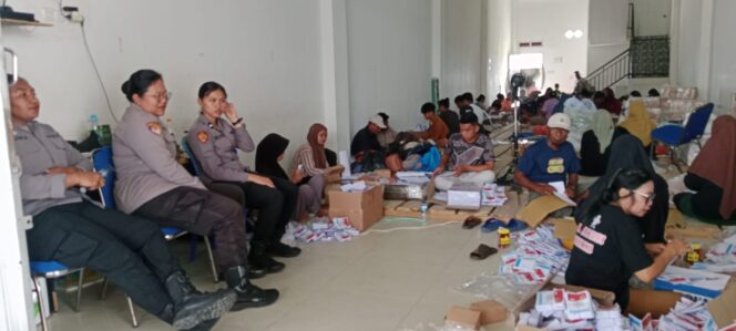 
					Personil Polres Mimika Lakukan Pengamanan Proses Pelipatan Surat Suara