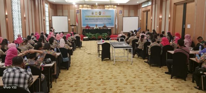 
					Hari Kedua Sosialisasi: dr. Silwanus Sumule : Para Bidan dan Dokter Melakukan Langkah Pemeriksaan dan Deteksi Potensi Masalah