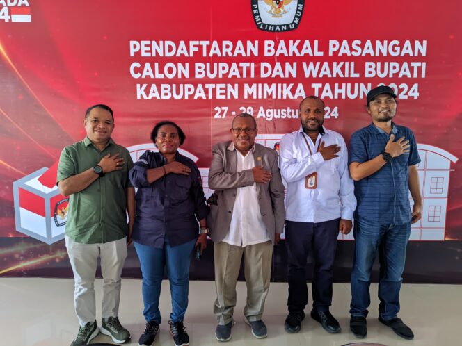 
					Foto Senator Wilhelmus Pigai  Bersama Ketua KPU Kab. Mimika dan Komisioner