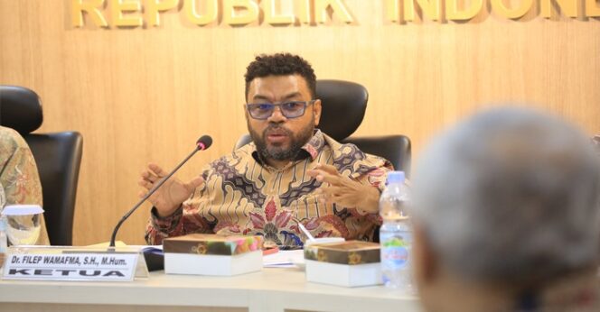 
					Ketua Komite III DPD RI, Filep Wamafma,