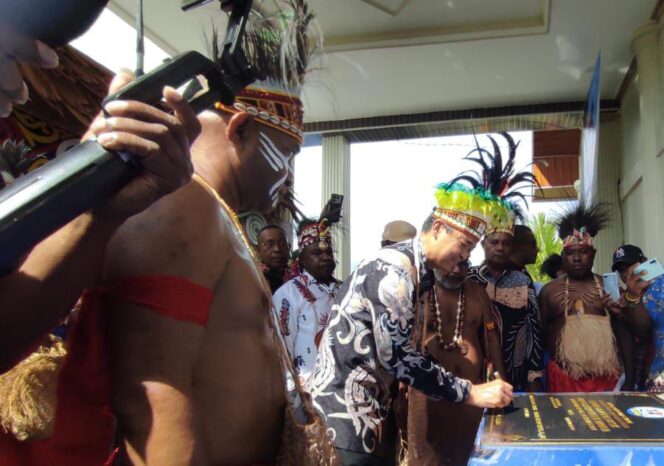 
					Pj Bupati Mimika Resmikan Gedung Serbaguna Aidoram Byak Binfora 