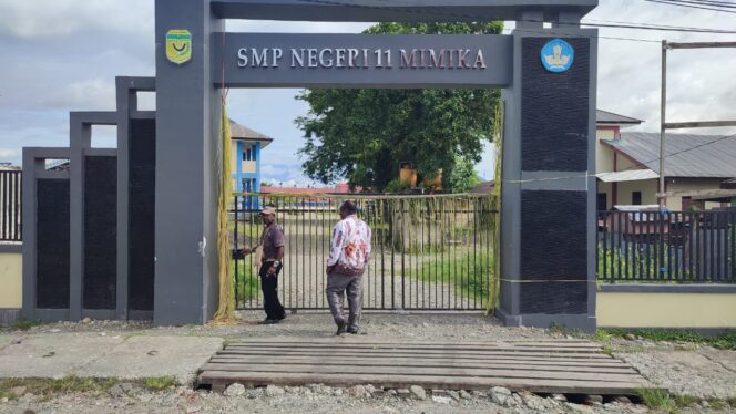 
					Pagar Sekolah SMPN 11 Digembok dan Dipasang Daun Kelapa Oleh Dua Lembaga Adat 