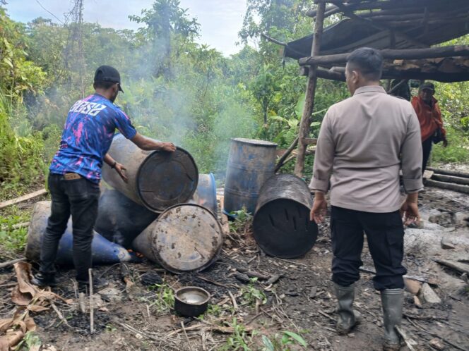 
					Jelang Nataru, Polsek Miru Operasi Penertiban Lokasi Penyulingan Miras