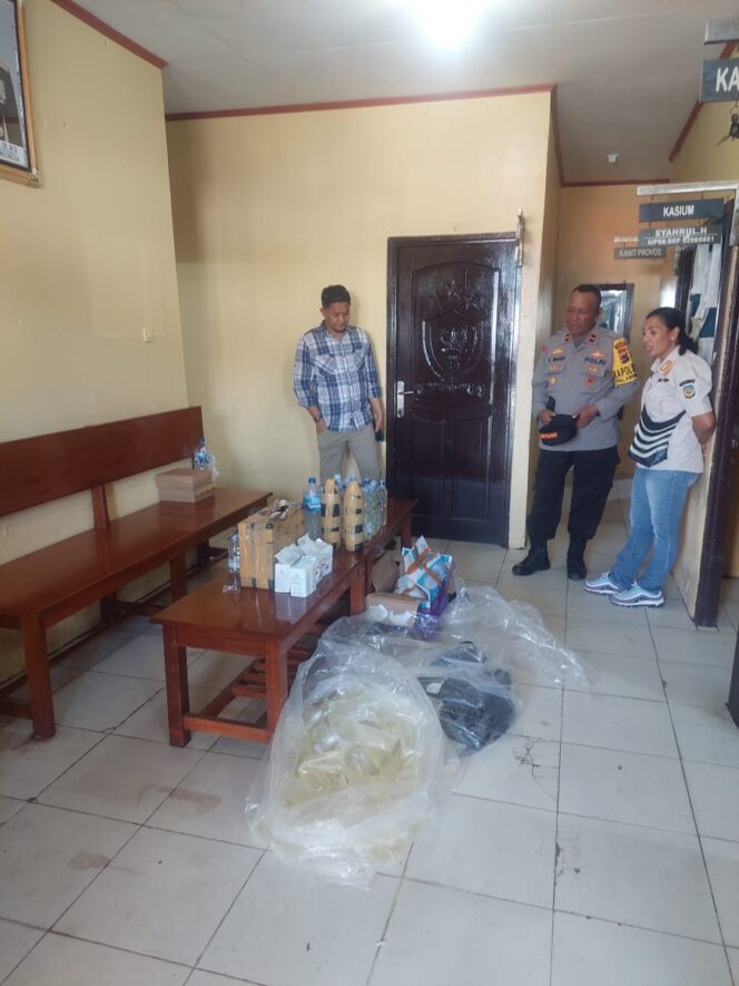 
					Polisi Amankan Puluhan Liter Miras Lokal di Pelabuhan Poumako 