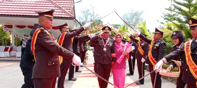 
					Upacara Pedang Pora Lepas Lima Anggota Polres Mimika Masuk Masa Purna Bakti 