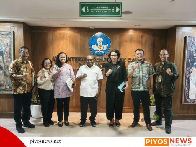 
					Anggota DPD RI Dapil Papua Tengah, Wilhelmus Pigai, Bahas Pendidikan Papua dengan Kementerian Dikdasmen