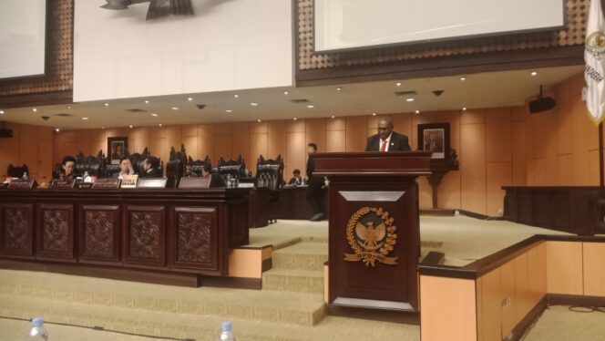 
					Senator Wilhemus Pigai saat membacakan laporan hasil reses dalam Sidang Paripurna ke-10 DPD RI yang berlangsung di Gedung Nusantara, Kompleks MPR/DPD RI