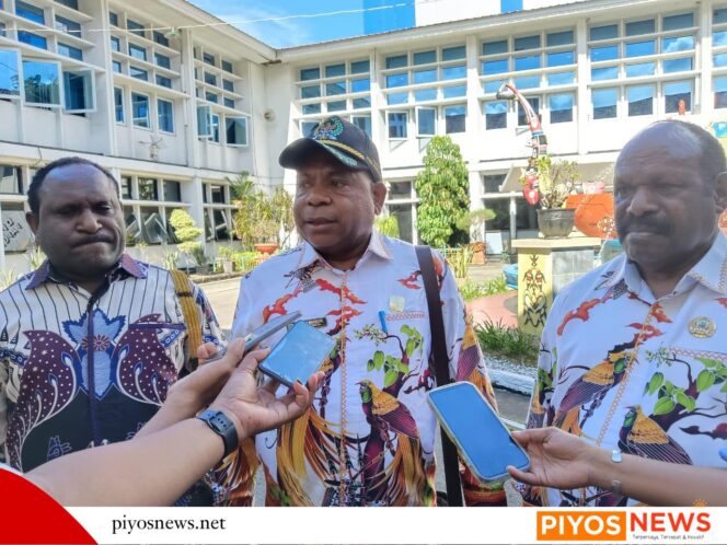 
					ampak 3 Anggota DPR Papua Tengah, dari gabungan Komisi Papua Tengah Terang, Gerson Wandikbo, Petrus Uawamang dan Yulian Magai saat berkunjung ke kantor DPR Papua
