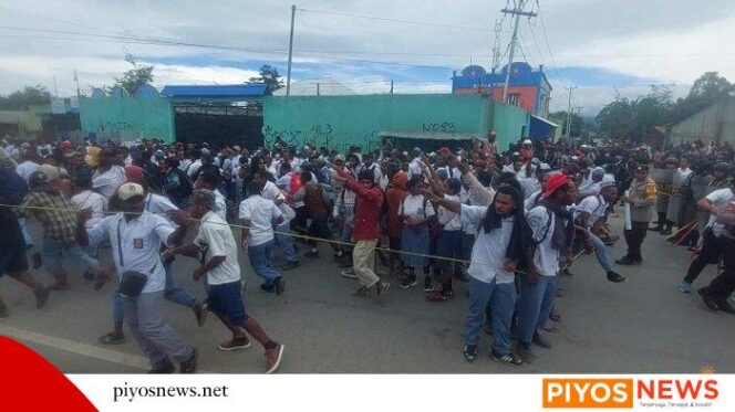 
					Suasana saat aparat kepolisian membubarkan paksa siswa sma dan smp di Jalan Raya utama Hom- Hom depan jalan masuk Kampus II Yapis Wamena, Kabupaten Jayawijaya, Papua Pegunungan, Senin, (17/2/2025). 
