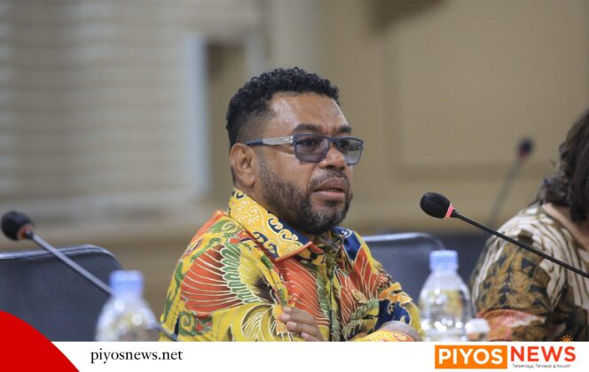 
					Ketua Komite III DPD RI, Dr. Filep Wamafma