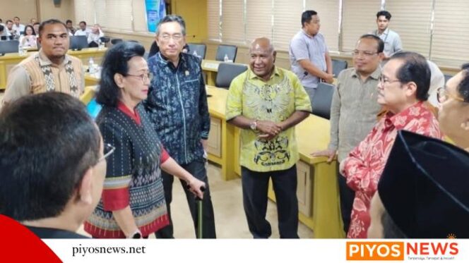 
					Anggota DPD RI Teras Narang (batik merah) usai mengikuti Rapat Gabungan Panitia Perancang Undang-Undang DPD RI bersama pimpinan alat kelengkapan lainnya, Rabu (19/2). 

