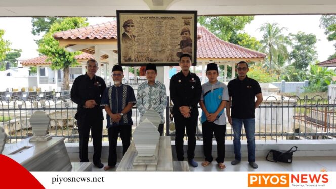 
					Foto: Makam bpk. RM. Margono.
Foto: kiri- ke kanan: Jack Jagong - YMPP. Bpk. Sukirman- Juru Kunci Makam,  Prof. YON MAHCMUDI - UI. Mohamad Agung Hardiyanto - YMPP. Bpk. Rusmanto - Kepala Desa.
Ahkmad Toni- ast. Prof. Yon.