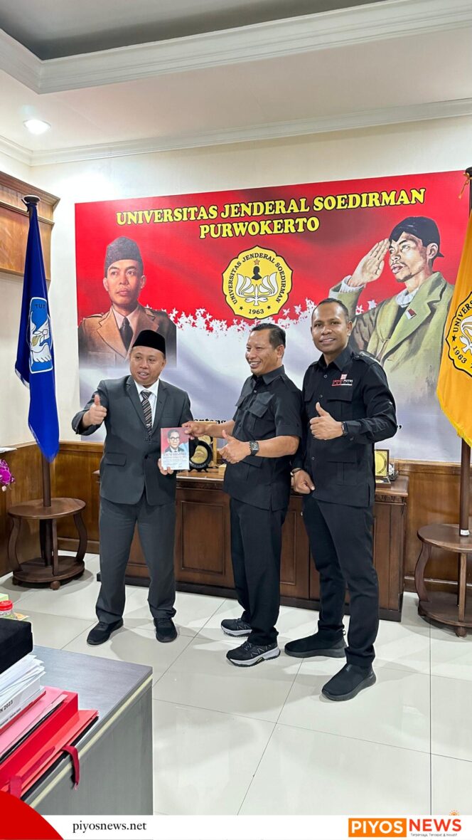 
					Keterangan Foto dari Kiri ke Kanan: 
Bapak Profesor Sodiq- Rektor Unsoed.
Gus Hartono- YMPP. Bapak Karolus Rogger Evantino- YMPP.