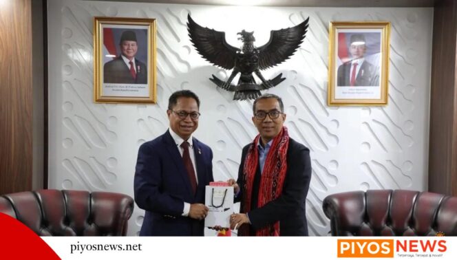 
					Menteri Pendidikan Tinggi, Sains, dan Teknologi (Mendiktisaintek) RI Brian Yuliarto (kanan) saat menerima kunjungan Duta Besar Timor Leste Roberto Sarmento de Oliveira Soares (kiri) di kantor Kementerian Pendidikan Tinggi, Sains, dan Teknologi (Kemdiktisaintek) RI, Jakarta, Kamis (20/2/2025).