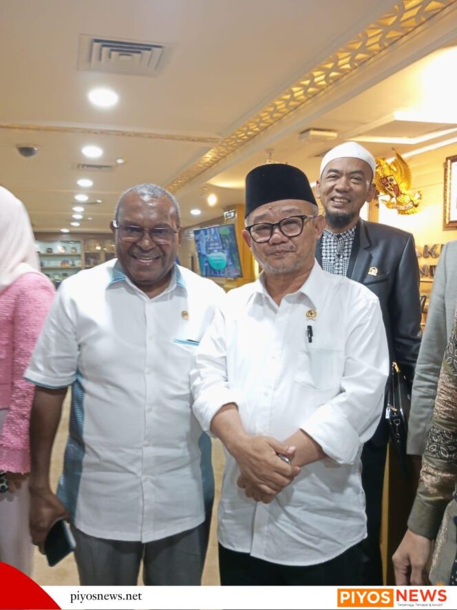 
					Angota DPD RI, Wilhelmus Pigai bersama Menteri Pendidikan Dasar dan Menengah (Mendikdasmen), Abdul Mu'ti