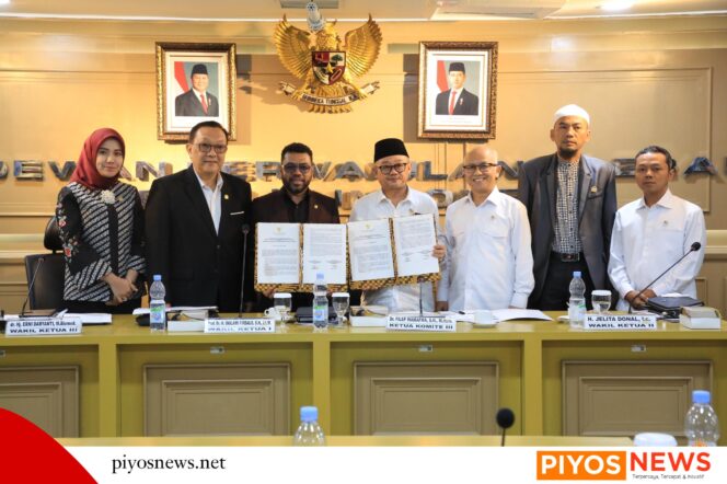 
					Foto bersama Mendikdasmen saat Rapat Kerja (Raker) dengan Komite III DPD RI di Komplek Senayan, Jakarta, Senin (03/02/25)
