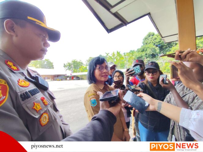 
					Kepala Dinas Pendidikan Nabire, Dra. Dina Pidjer saat diwawancarai oleh awak media.