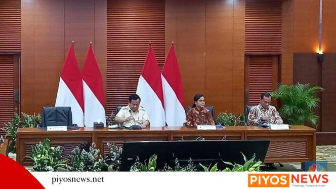 
					Foto: Presiden Prabowo Subianto melakukan rapat dengan Menteri Keuangan, Sri Mulyani di Kantor Kementerian Keuangan