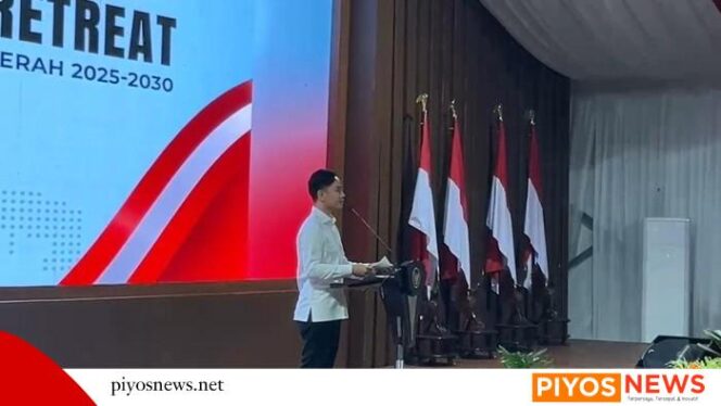 
					Wakil Presiden Republik Indonesia Gibran Rakabuming Raka saat mengisi materi di retret kepala daerah di Akmil Magelang, Rabu (26/2/2025)