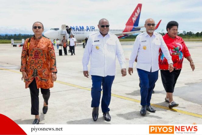 
					Gubernur dan Wakil Gubernur Papua Tengah, Meki Nawipa-Deinas Geley, saat tiba di Kabupaten Nabire, ibu kota Papua Tengah, Kamis (5/3/2025)