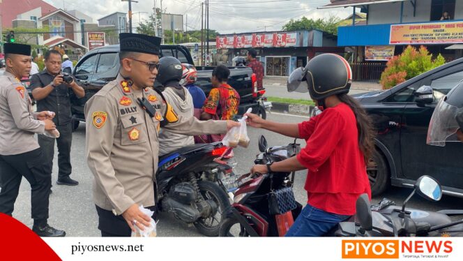 
					Polres Mimika Bagikan Takjil Gratis, Warga Apresiasi Kepedulian Polri di Bulan Ramadhan