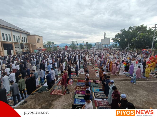 
					Ribuan Umat Muslim di Timika Laksanakan Sholat Idul Fitri 1446 H di Halaman Gedung Eme Neme Yauware