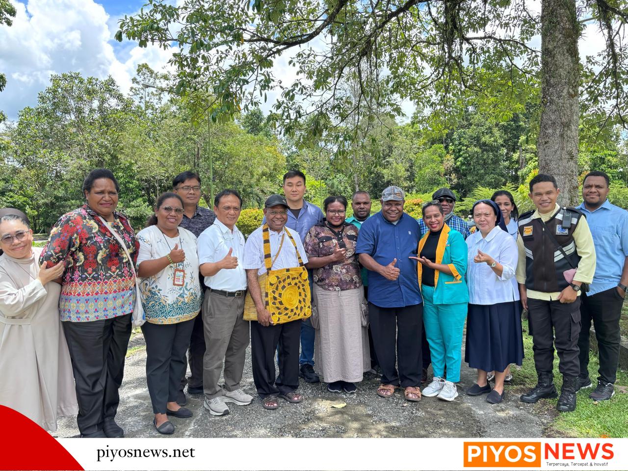 Timika Rukby Uskup Timika Mgr. Bernard Baru OSA Kunjungi RS Mitra Masyarakat, Terima ...