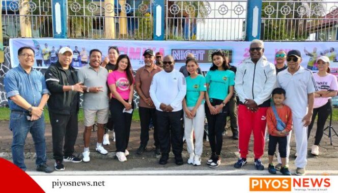 
					Gubernur Papua Tengah, Wakil Gubernur, Bupati Mimika dan rombongan foto bersama Panitia Timika Night Run 2025 (Foto : Fajar Papua).