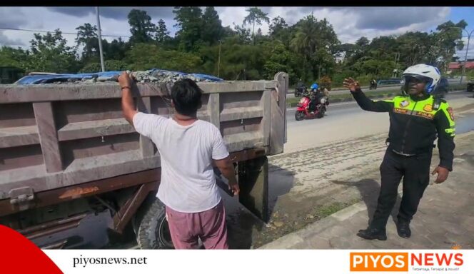 
					Patroli Bermotor, Tindak Pengendara Truk Yang Tidak Menutup Bak 