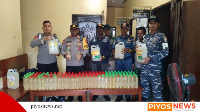 
					Personel Gabungan Amankan 139 Liter Miras Lokal Bawaan Penumpang