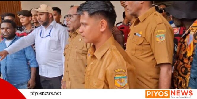
					Konferda II BPD-KAPP Mimika Diwarnai Aksi Protes Menolak Dualisme, Wabup Emanuel Kemong Temui Langsung Pendemo